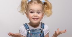 une petite fille avec des couettes