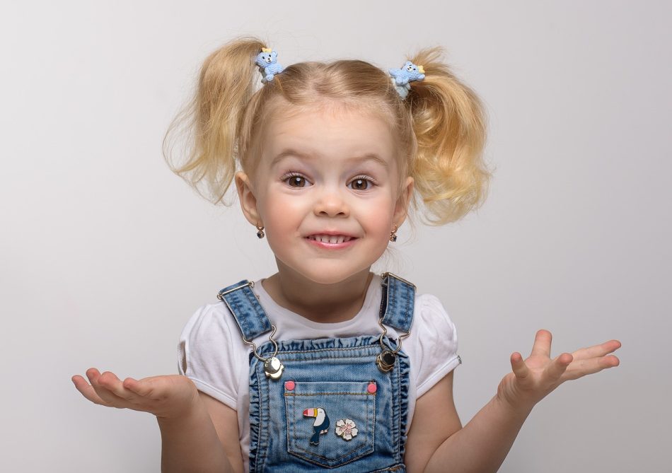 une petite fille avec des couettes