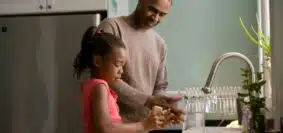 un père avec sa fille en cuisine