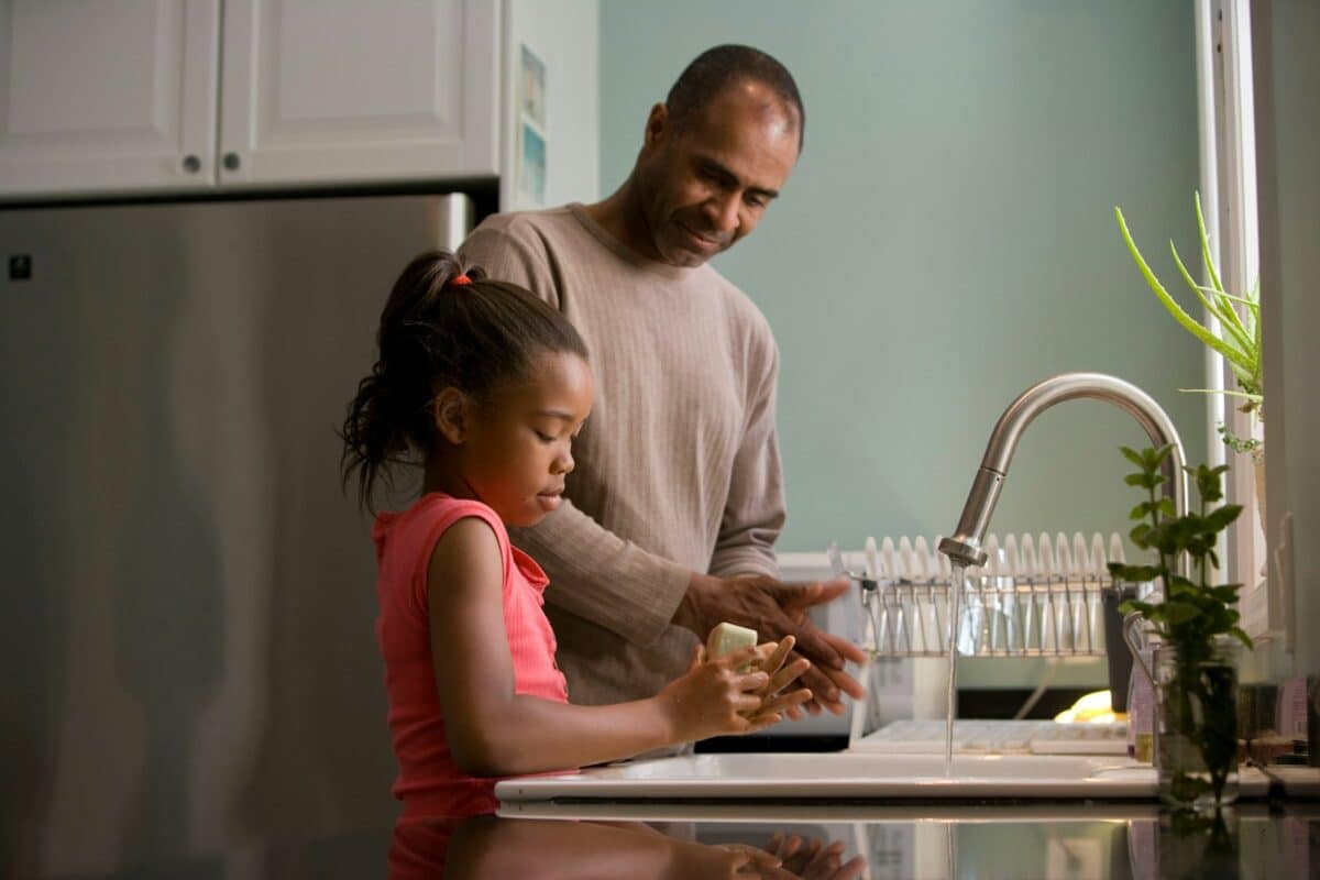 un père avec sa fille en cuisine