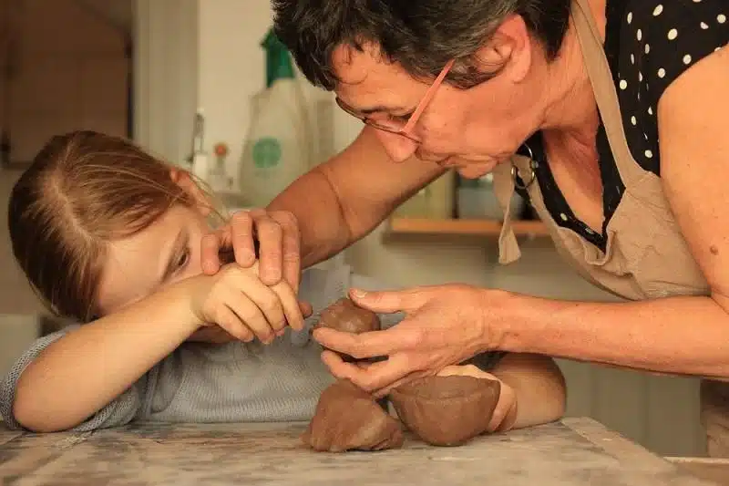 Pourquoi réaliser un cours de poterie en famille
