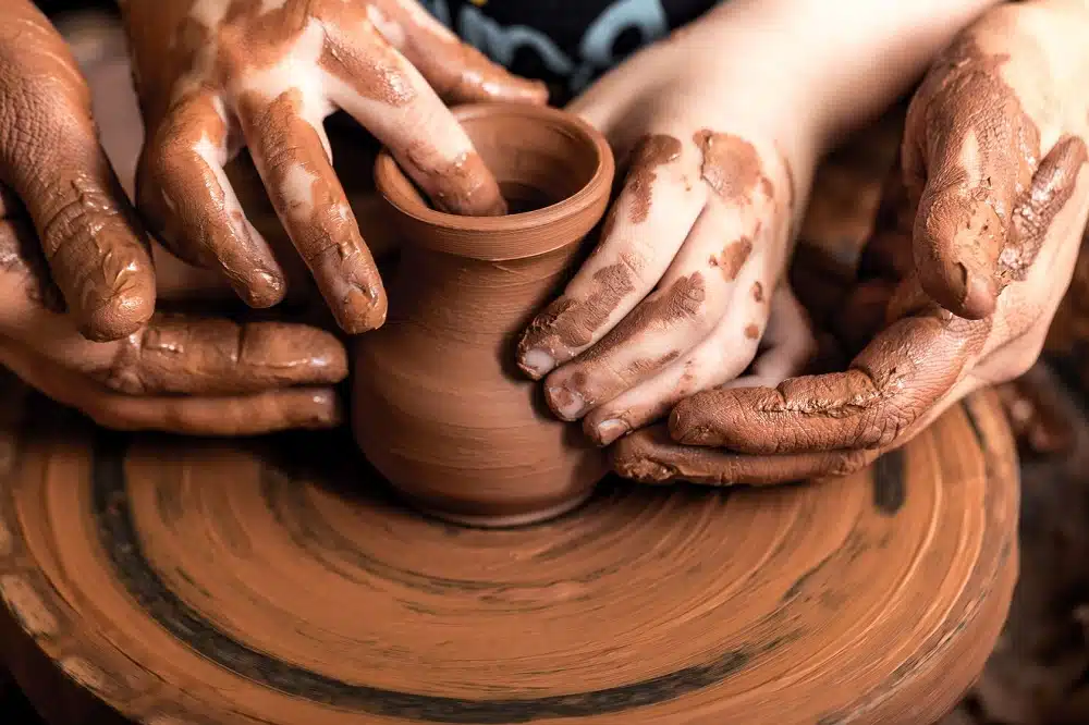 Pourquoi réaliser un cours de poterie en famille 