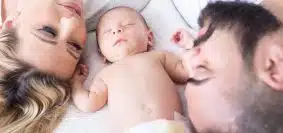 Nouveau né entre ses deux parents