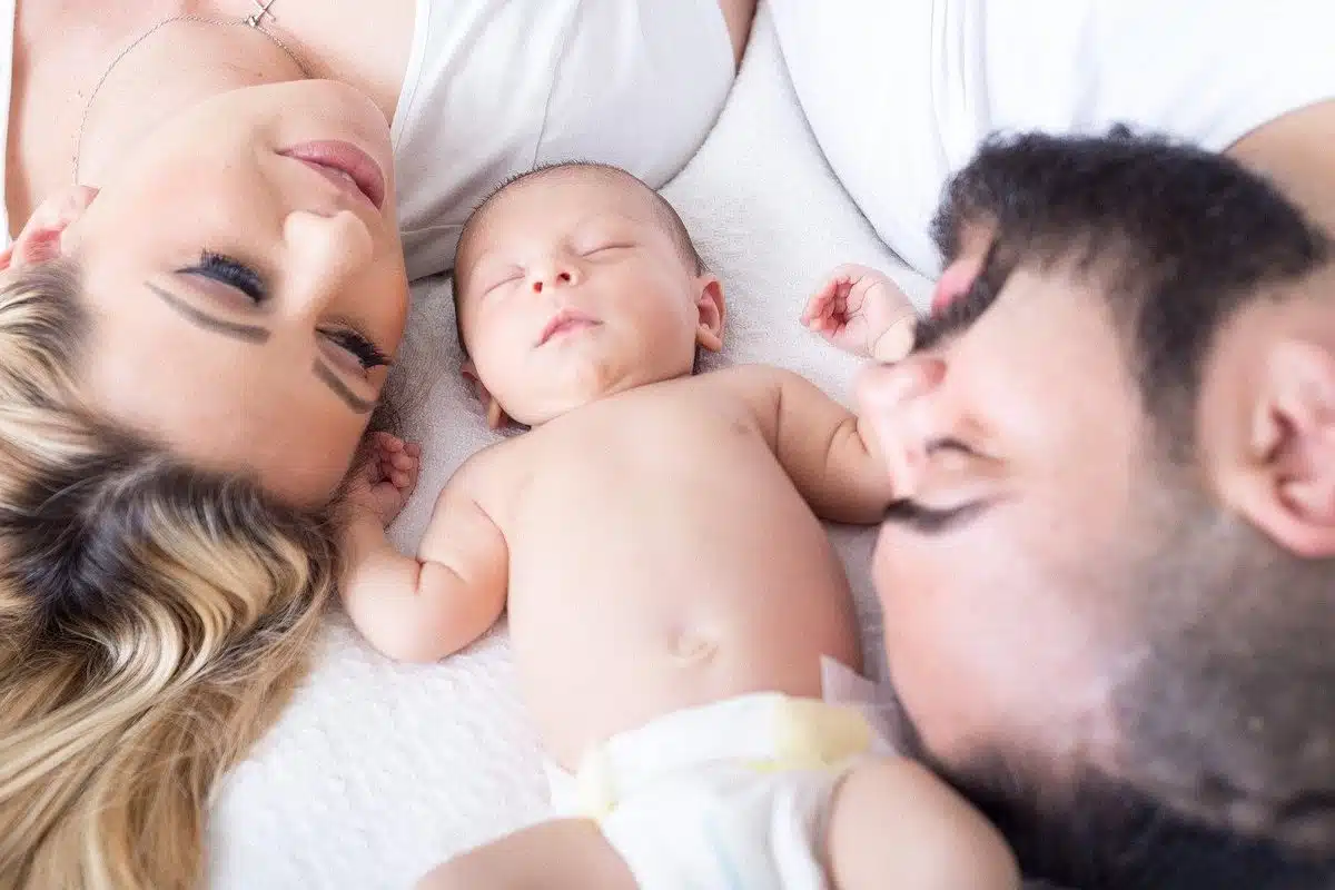 Nouveau né entre ses deux parents