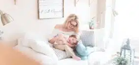 une femme et son enfant dans le canapé