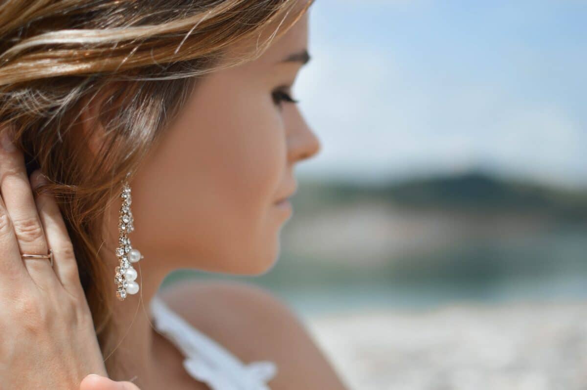 Une boucle d'oreille sur l'oreille d'une femme