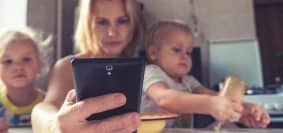 une maman sur son smartphone