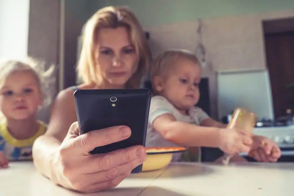 une maman sur son smartphone