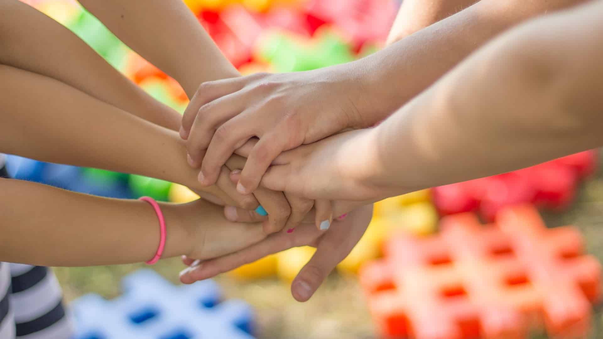 Mölkky, les enfants et les adultes adorent les quilles finlandaises