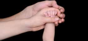 une main de bébé et de parent