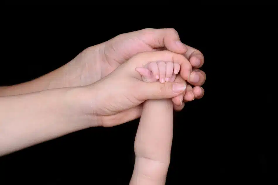 une main de bébé et de parent
