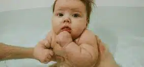 un bébé dans son bain