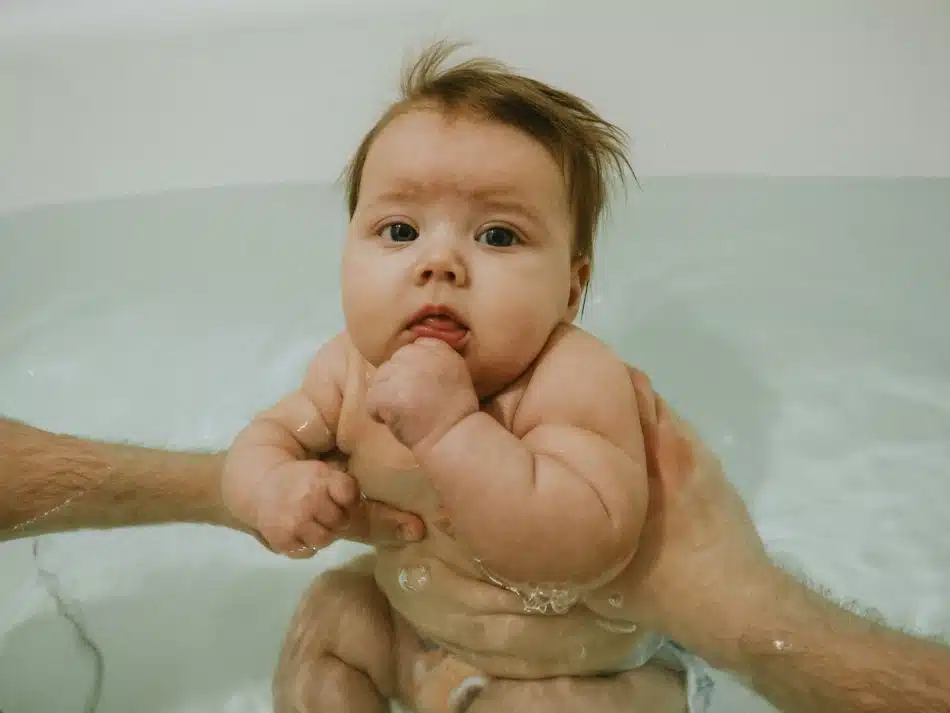 un bébé dans son bain